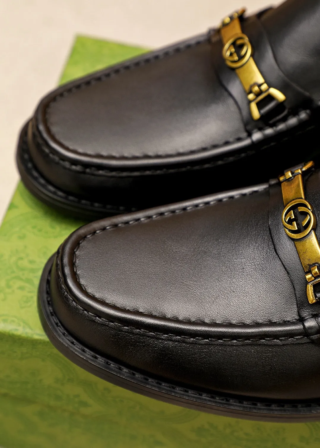 Men's shoes 💰460 💐 Product trademark: GUCCI "Gucci" casual leather shoes Regular size: 38-44 (45🉑️customized) Product materials: Selected imported first-layer calfskin upper + luxury hardware buckle, imported water-dyed cowhide leather lining. Strong three-dimensional visual effect, original combination outsole Color: 3⃣️colors available